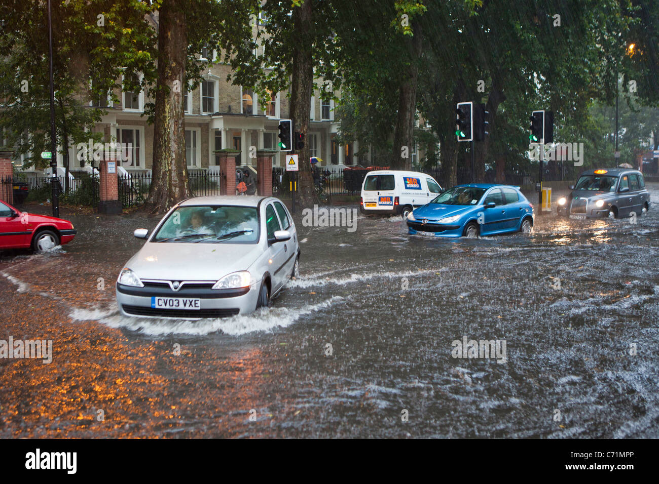 Heavy Rain provoca allagamenti in Stoke Newington, Londra. Il traffico ha lottato come piogge torrenziali che hanno invaso la zona Foto Stock
