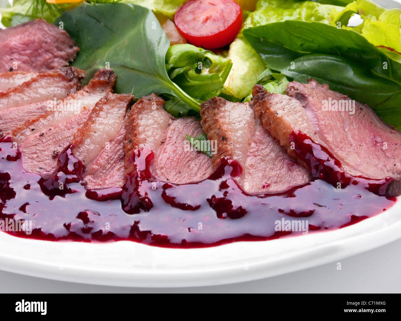 Anatra fetta di carne con salsa di pomodoro e verdure Foto Stock