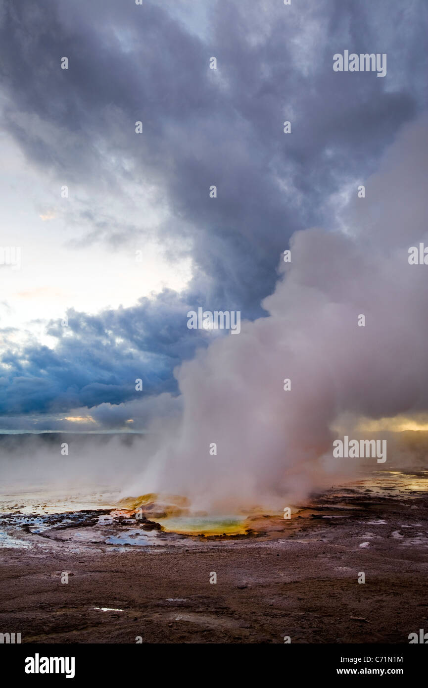 La clessidra Geyser erutta al tramonto in basso Geyser Basin del Parco Nazionale di Yellowstone, Wyoming. Foto Stock