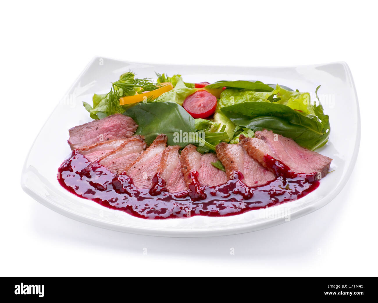 Anatra fetta di carne con salsa di pomodoro e verdure Foto Stock