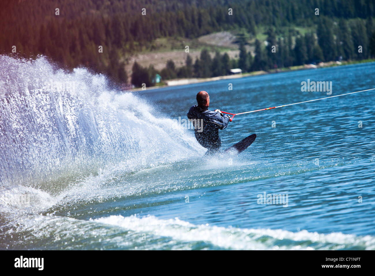 Un felice fit waterskies uomo in una muta in Idaho. Foto Stock