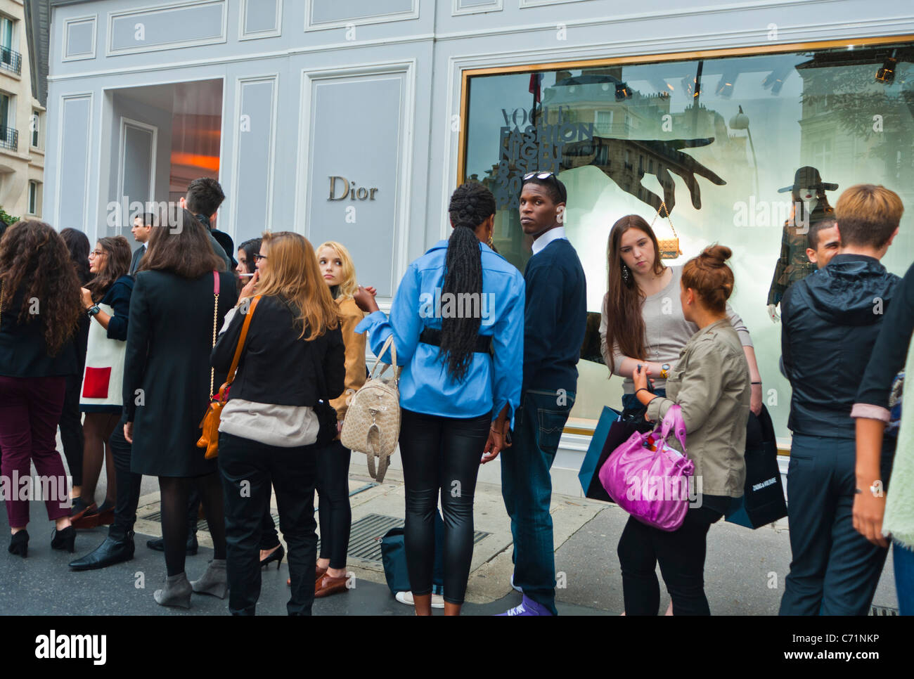 Parigi, Francia, grande folla adolescenti, giovani in coda all'esterno, "Fashion N-ight", "Dior Store", Street scene parigine, mode labels, black shopping Clothes store, dior, diverse persone in tutto il mondo 30 avenue montaigne Foto Stock