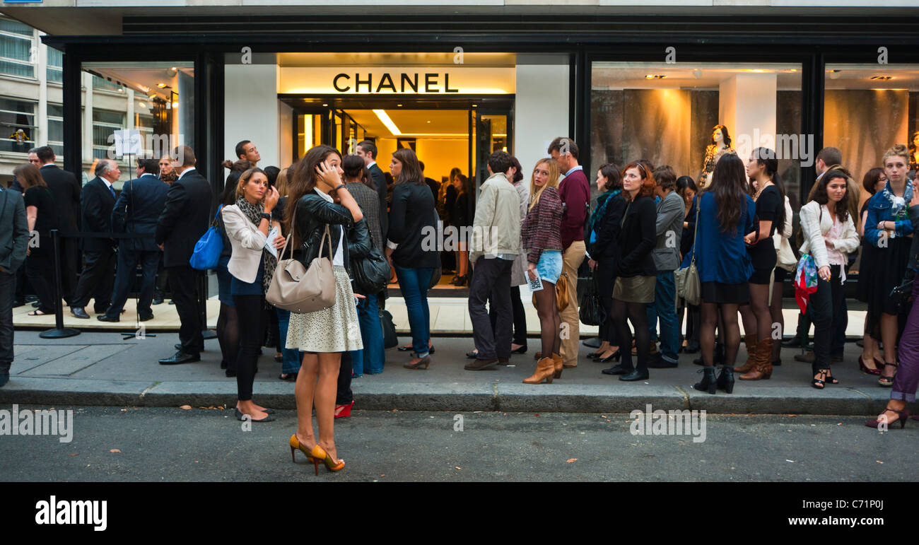 Parigi, Francia, adolescenti in coda all'esterno di French Luxury Store, Chanel, haute couture, Fashion Night, "Avenue Montaigne" Panorama, la modalità etichetta la vendita, la donna e l'economia globale, la giovane donna in mezzo alla folla, lo shopping di marchi globali gente di strada in francia Foto Stock