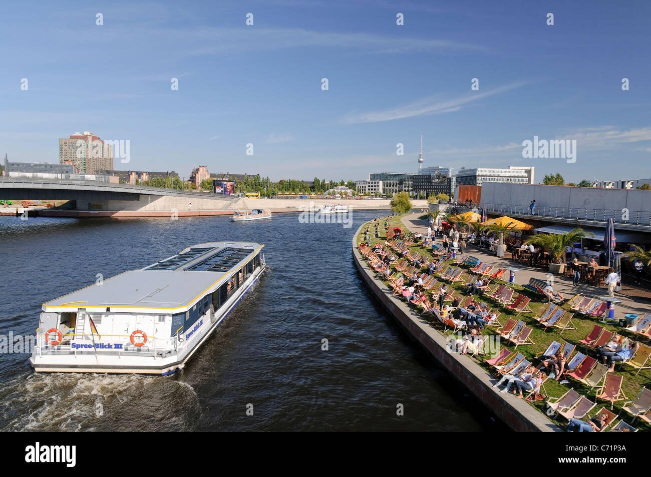 Bar in spiaggia sul fiume Spree, lifestyle, Regierungsviertel distretto governativo di Berlino, Germania, Europa Foto Stock