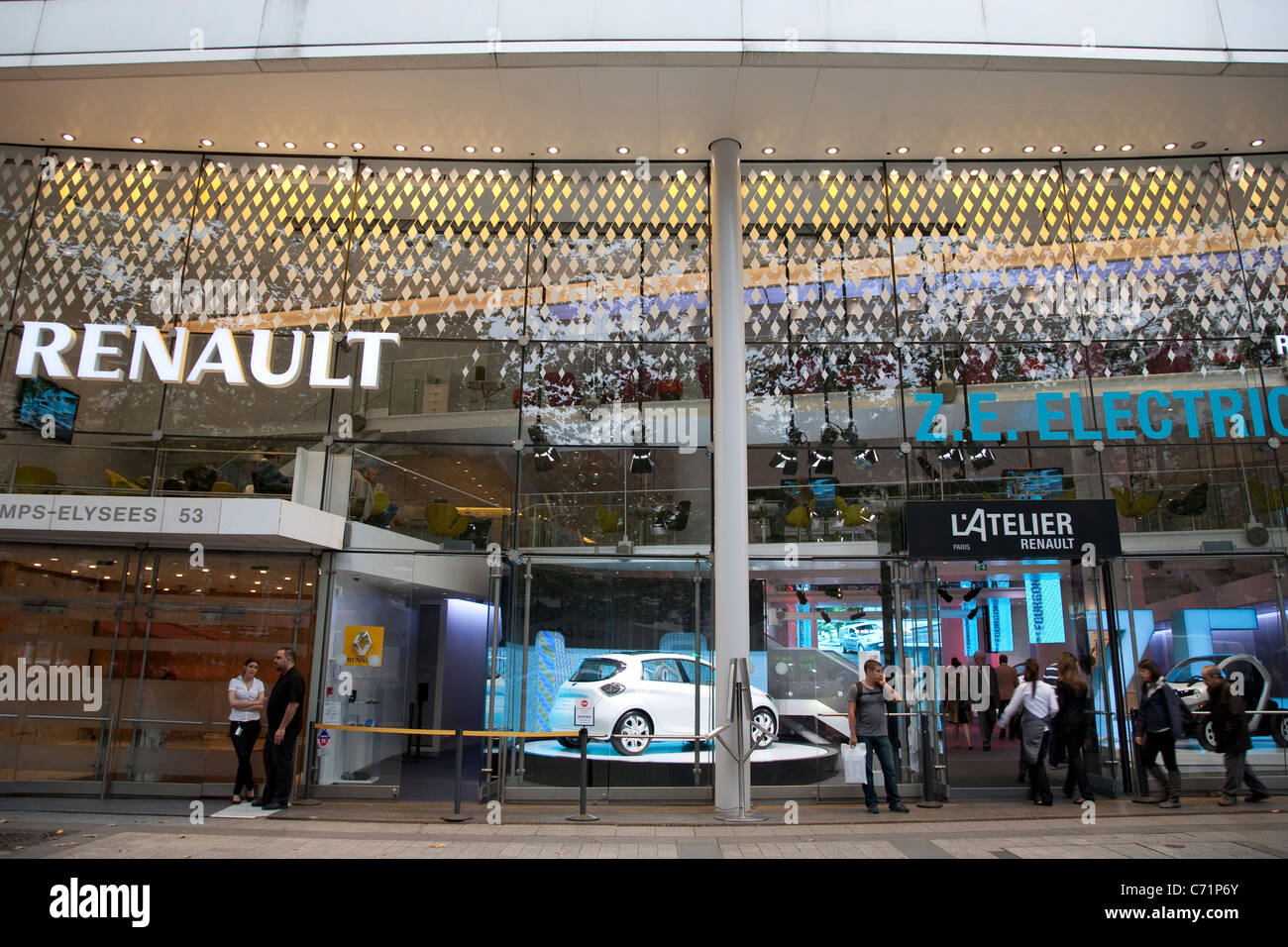 Paris france renault car showroom immagini e fotografie stock ad alta ...