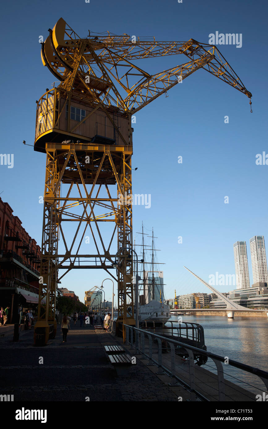 Spedizione di gru in città dock Foto Stock