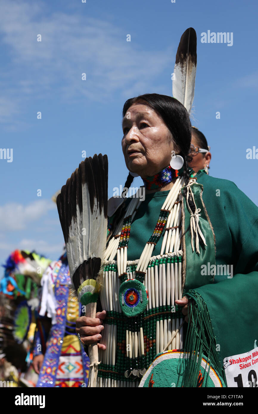Shakopee Mdewakanton Sioux Comunità Wacipi Pow Wow, Native American dance festival - Ritratto di Native American ballerina Foto Stock