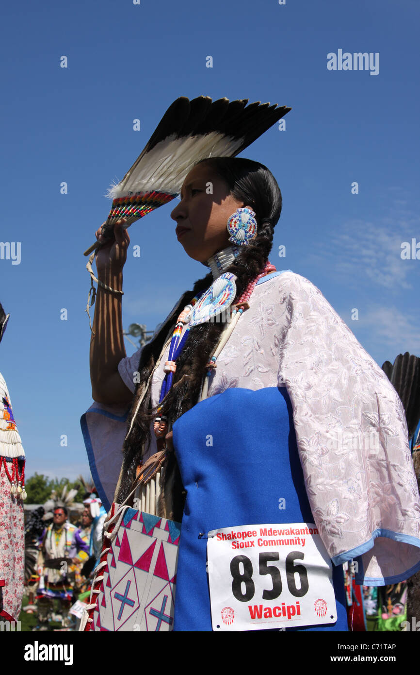 Shakopee Mdewakanton Sioux Comunità Wacipi Pow Wow, Native American dance festival - Ritratto di Native American ballerina Foto Stock