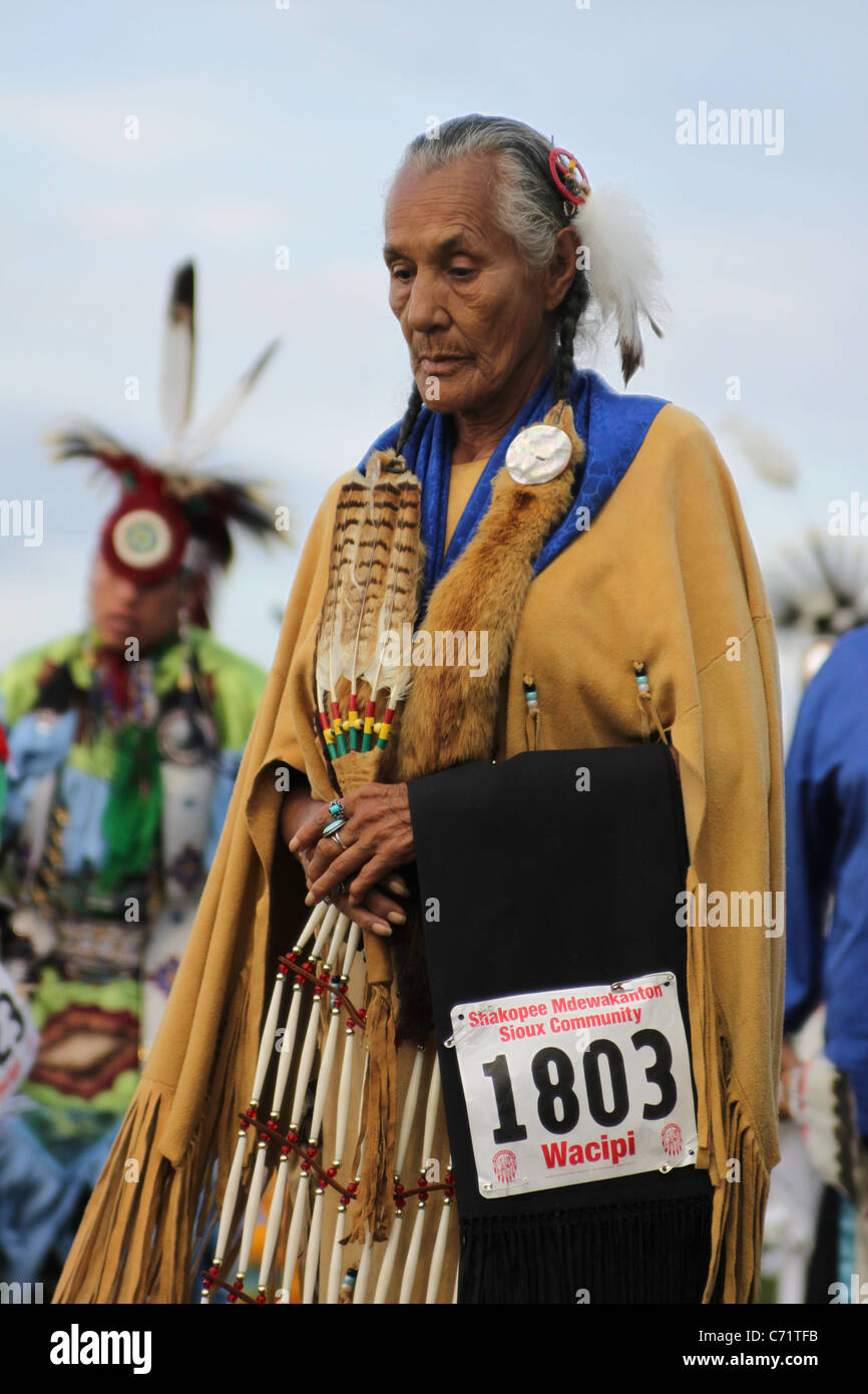 Shakopee Mdewakanton Sioux Comunità Wacipi Pow Wow, Native American dance festival - Ritratto di Native American ballerina Foto Stock