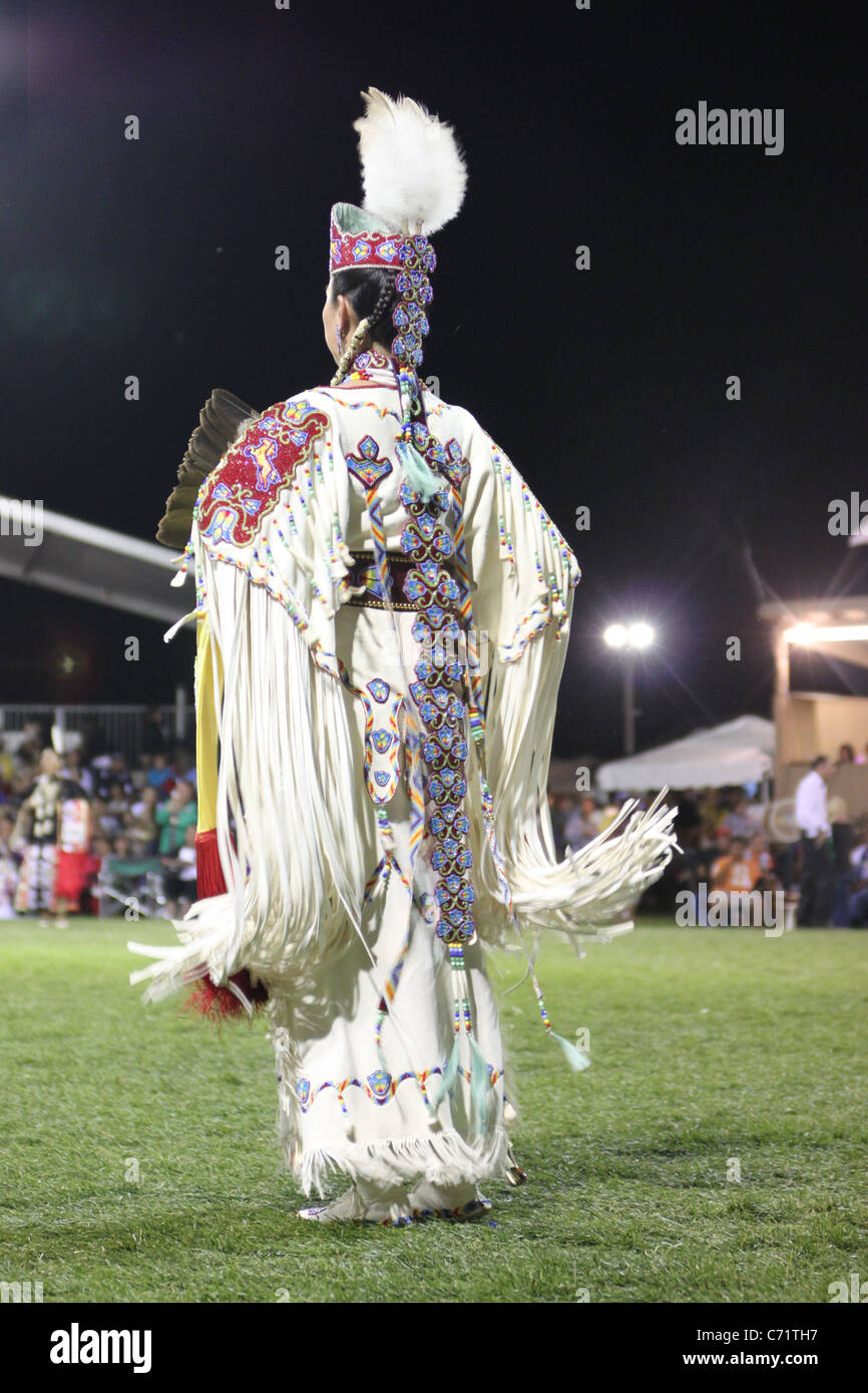Shakopee Mdewakanton Sioux Comunità Wacipi Pow Wow, Native American dance festival - Ritratto di Native American ballerina Foto Stock