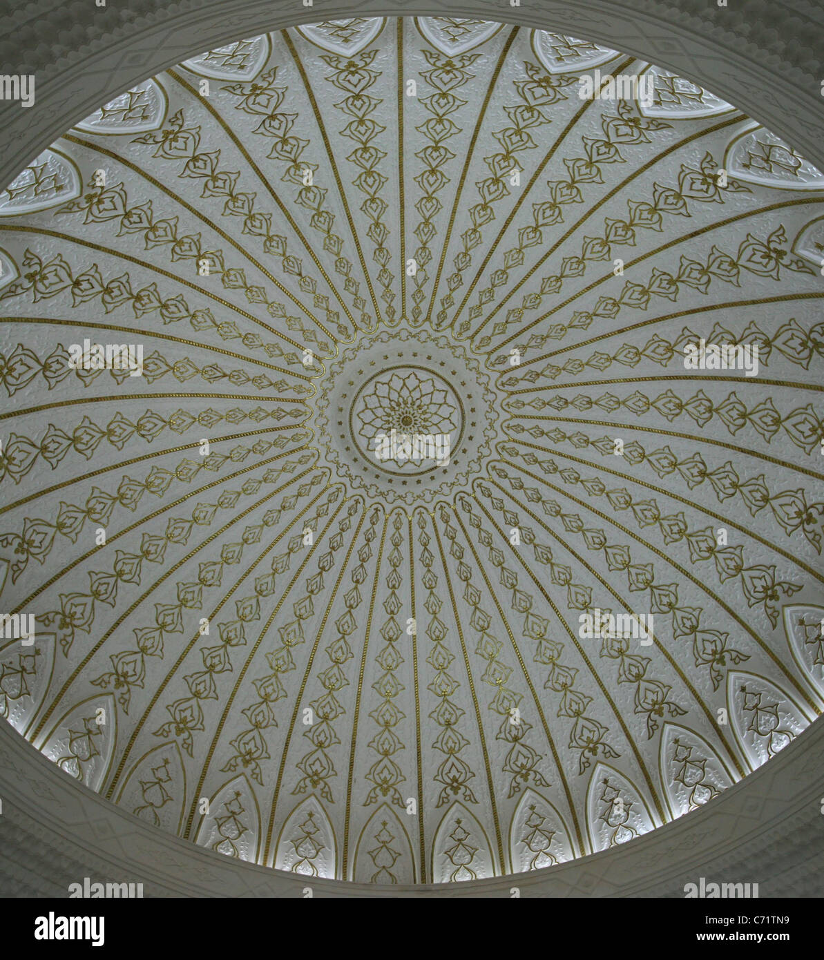 È possibile visualizzare fino a un bianco e oro islamica soffitto a cupola Foto Stock