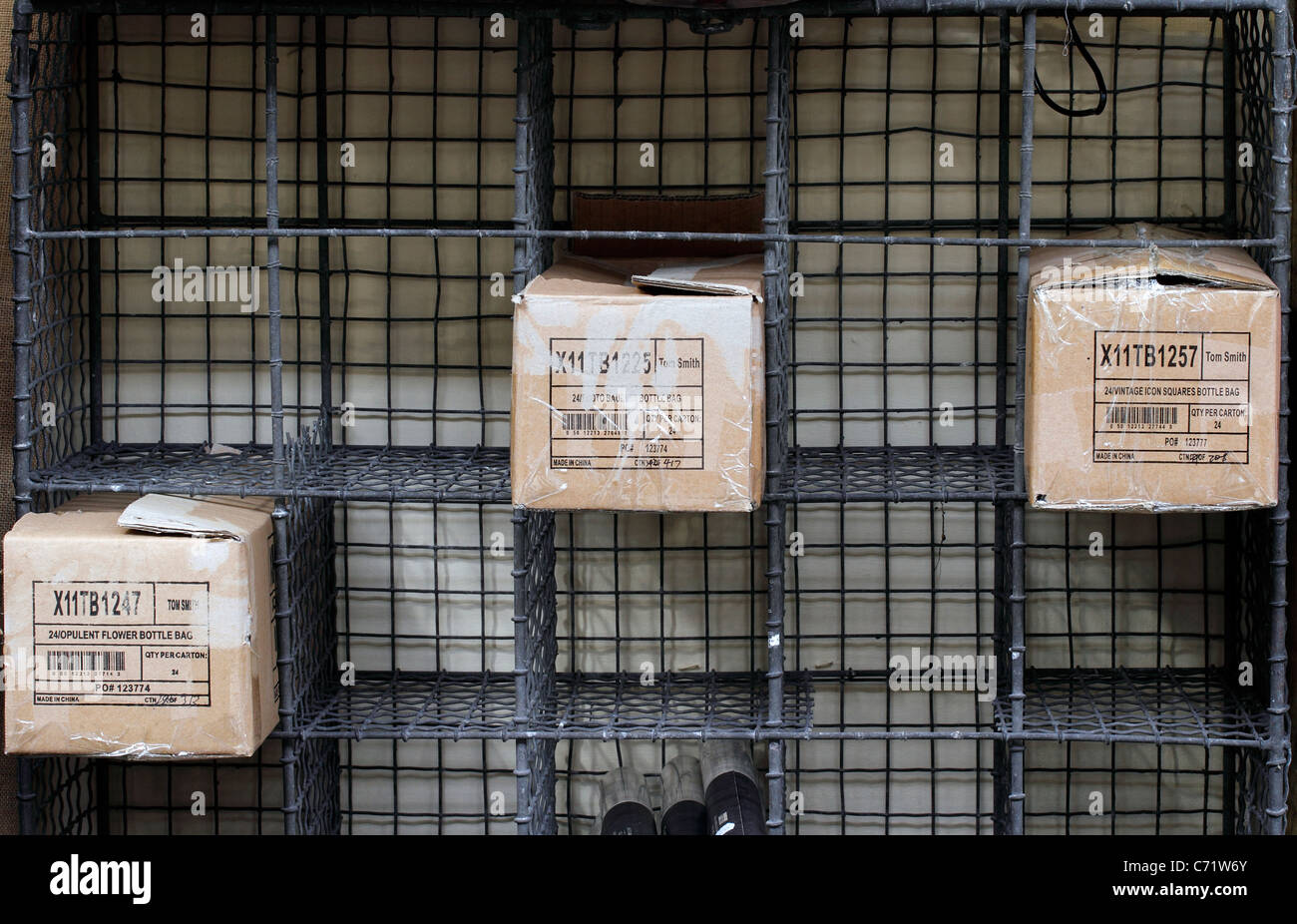 Filo pigeon fori - scaffalatura. Il Post Office, ricreando un provinciale ufficio post contatore degli anni sessanta Foto Stock