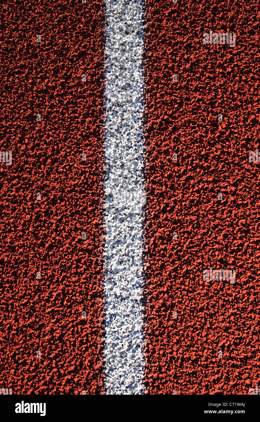 Chiudere l'immagine verticale della linea bianco su rosso il cingolo di gomma Foto Stock