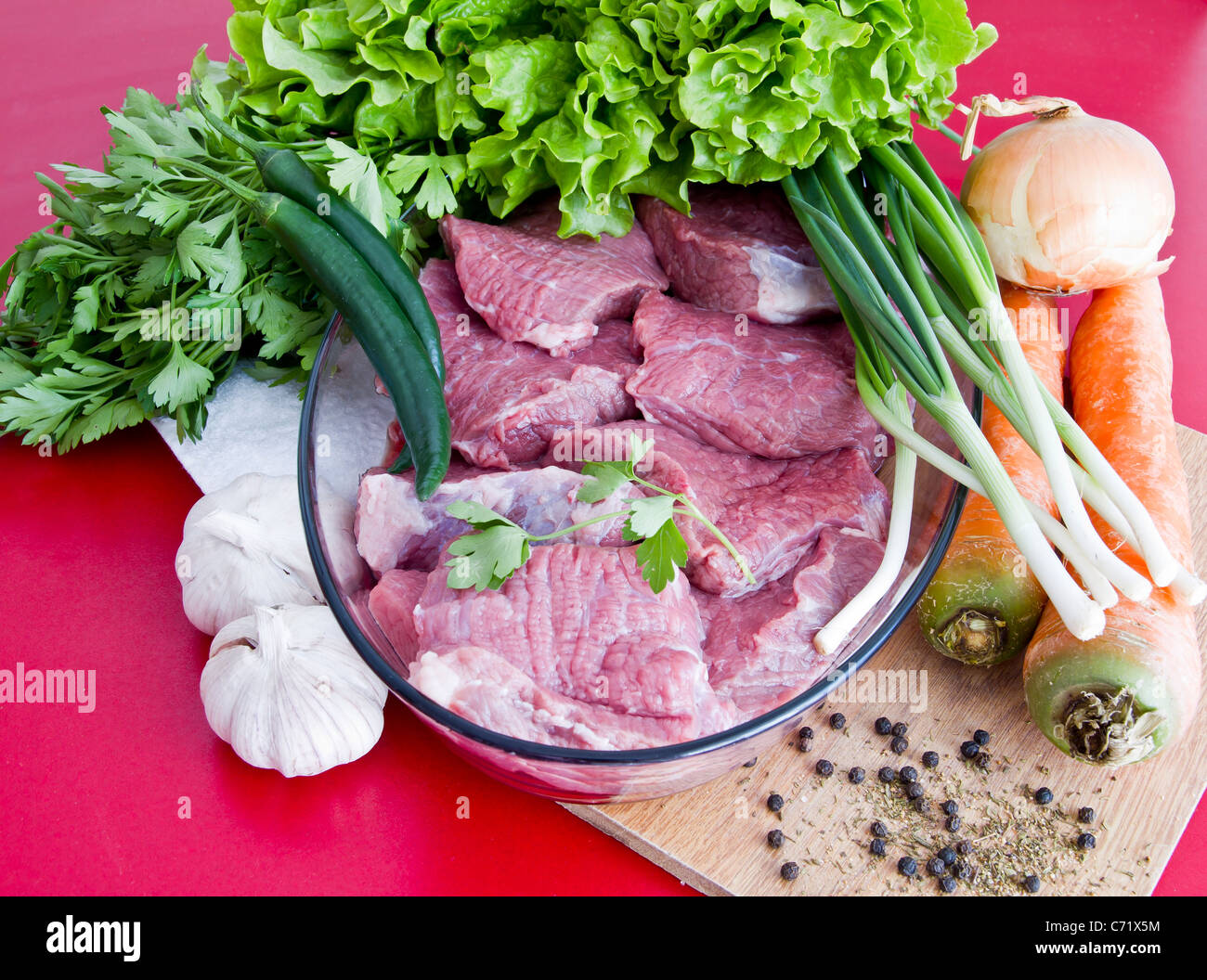 Carni bovine fresche con verdura pronta per il preparato Foto Stock
