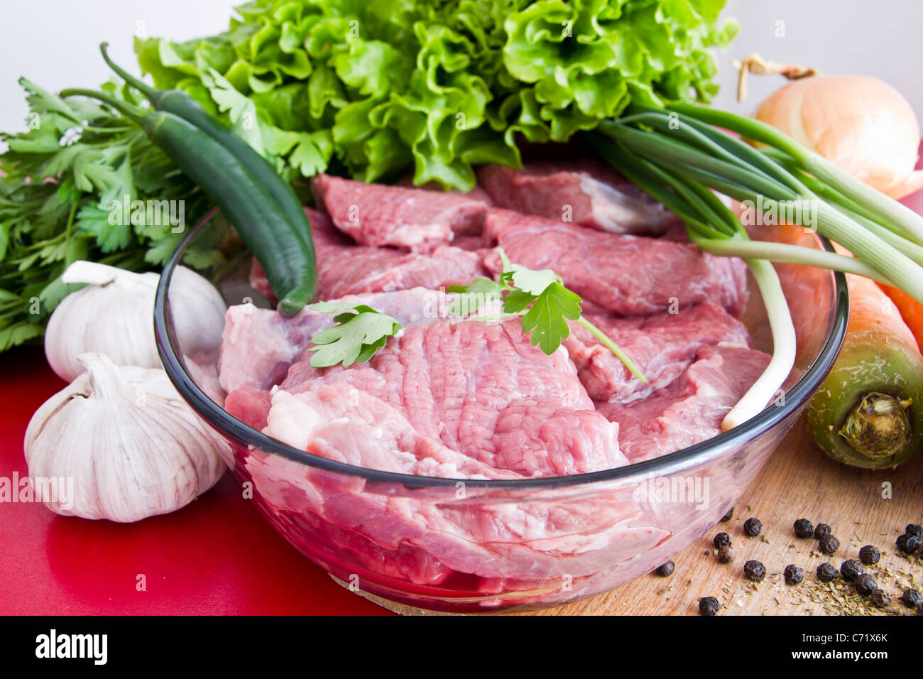 Carni bovine fresche con verdura pronta per il preparato Foto Stock