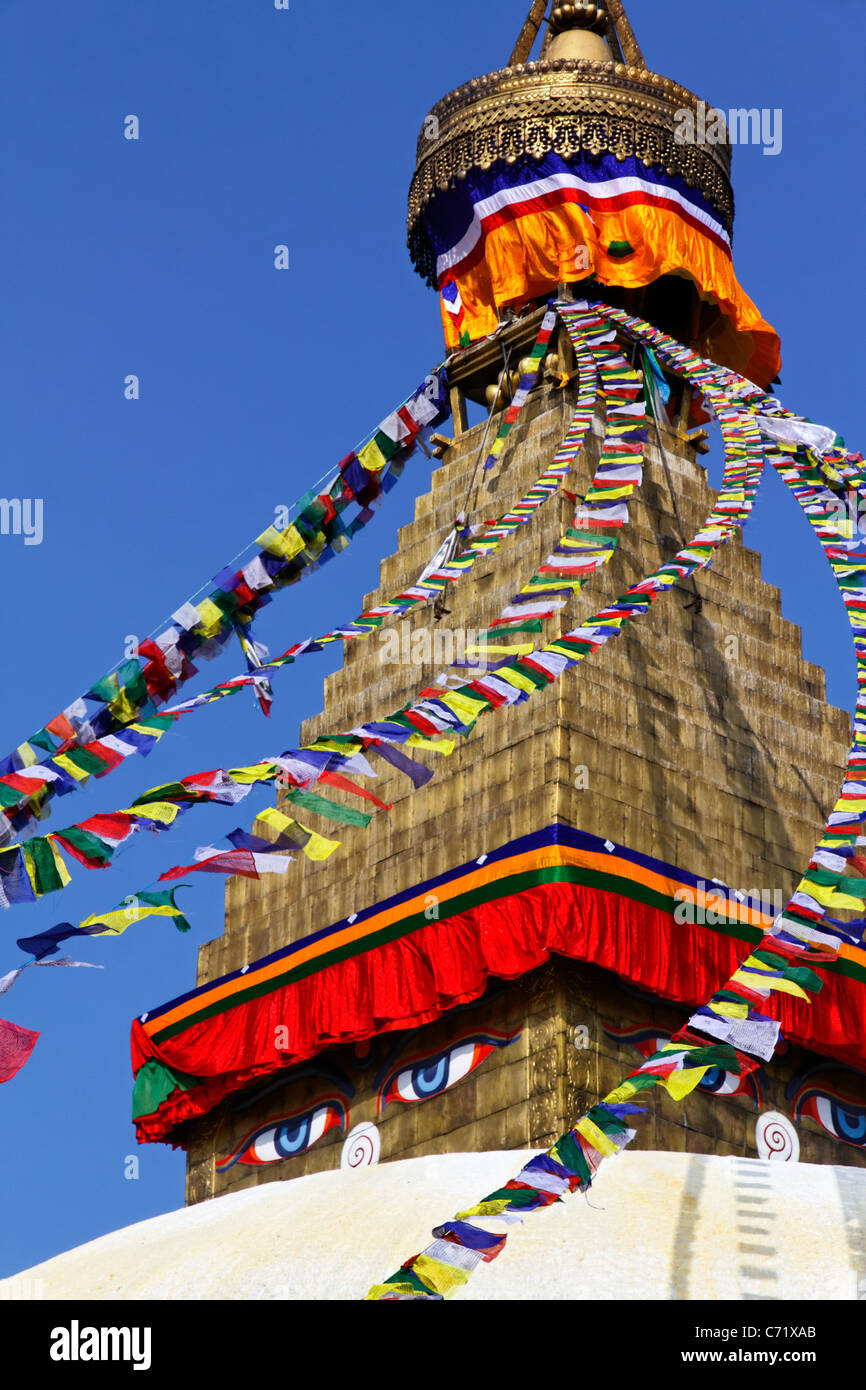 Stupa buddisti e bandiere di preghiera a Bodhnath, Kathmandu, Nepal Foto Stock
