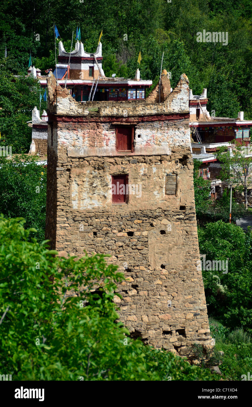 Un stile tibetano casa di pietra in un villaggio. Sichuan, in Cina. Foto Stock