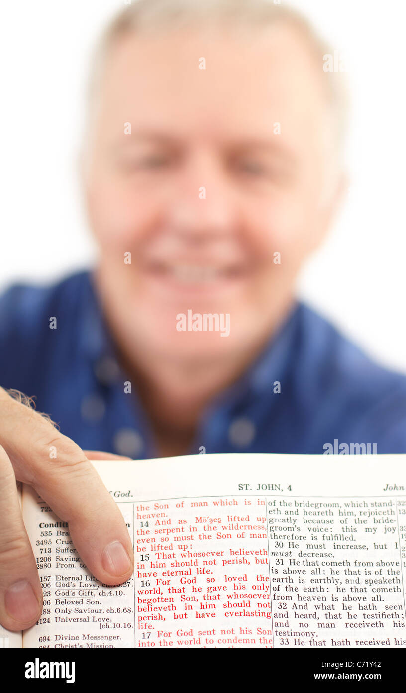 Senior pastore che mostra un importante scrittura promessa (per Dio ha tanto amato il mondo che ha dato il suo unigenito Figlio) Foto Stock