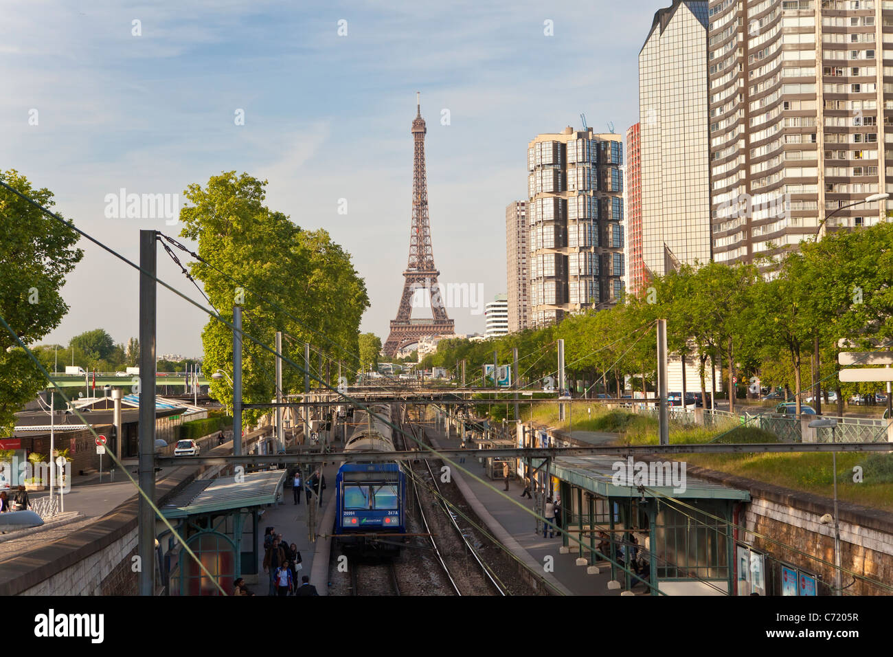 Francia, Parigi, Stazione ferroviaria con edifici ad alta sulla riva sinistra e la Torre Eiffel Foto Stock