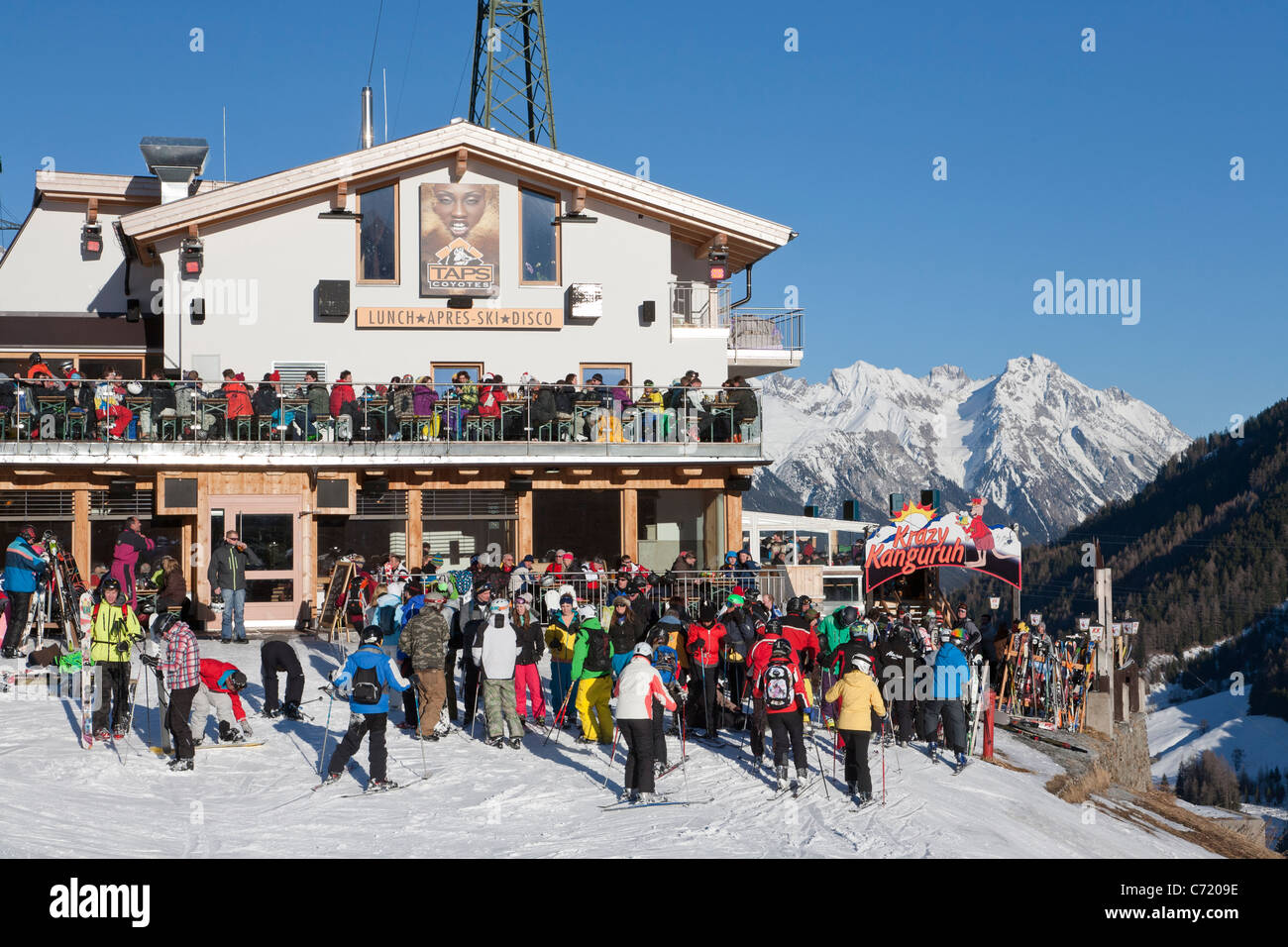 KRAZY KANGURUH rifugio sciistico, sciatori, tracciato di sci, ST. ANTON AM ARLBERG, Tirolo, Austria Foto Stock