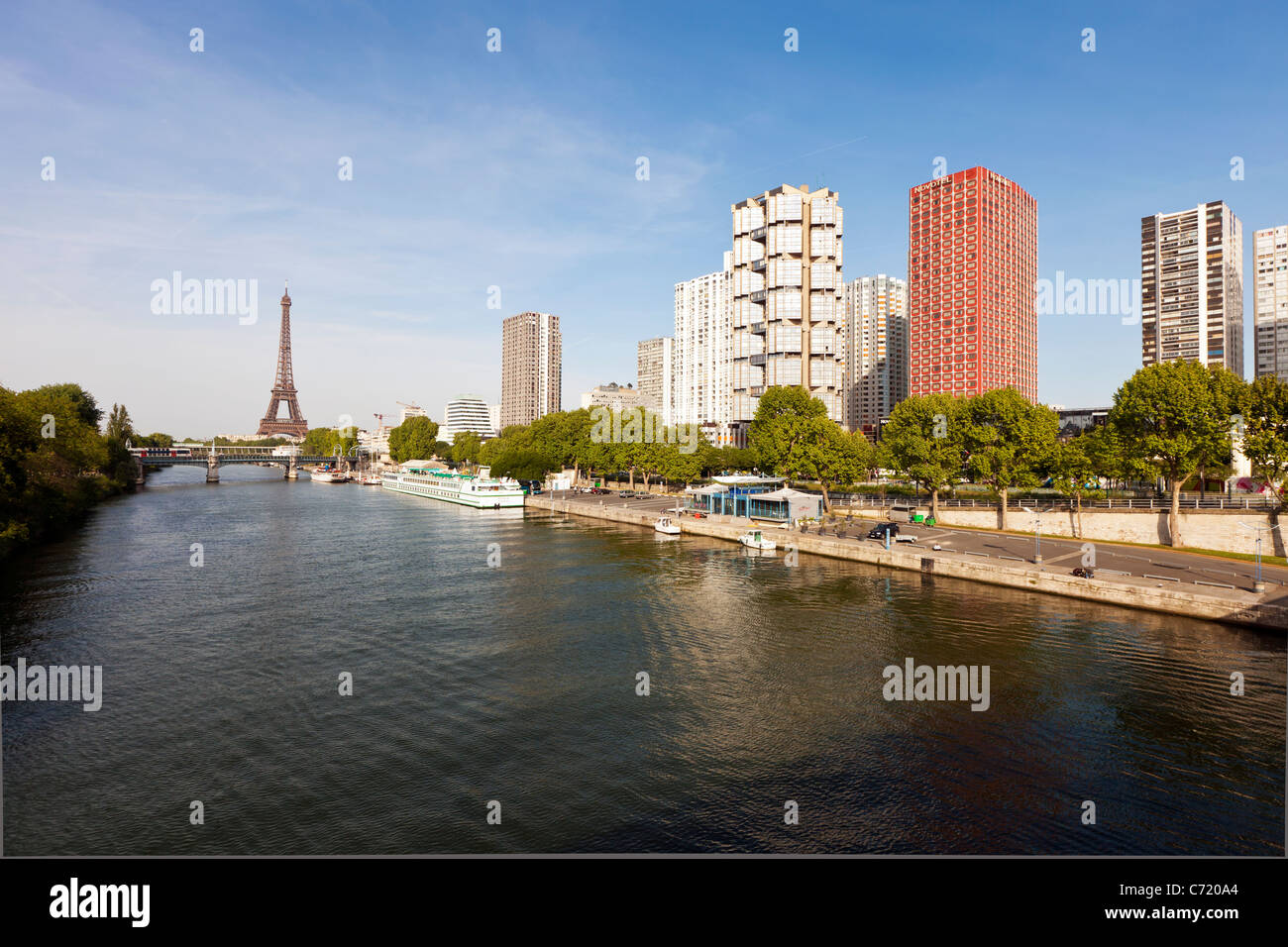 Francia, Parigi, vista del Fiume Senna con edifici ad alta sulla riva sinistra e la Torre Eiffel Foto Stock