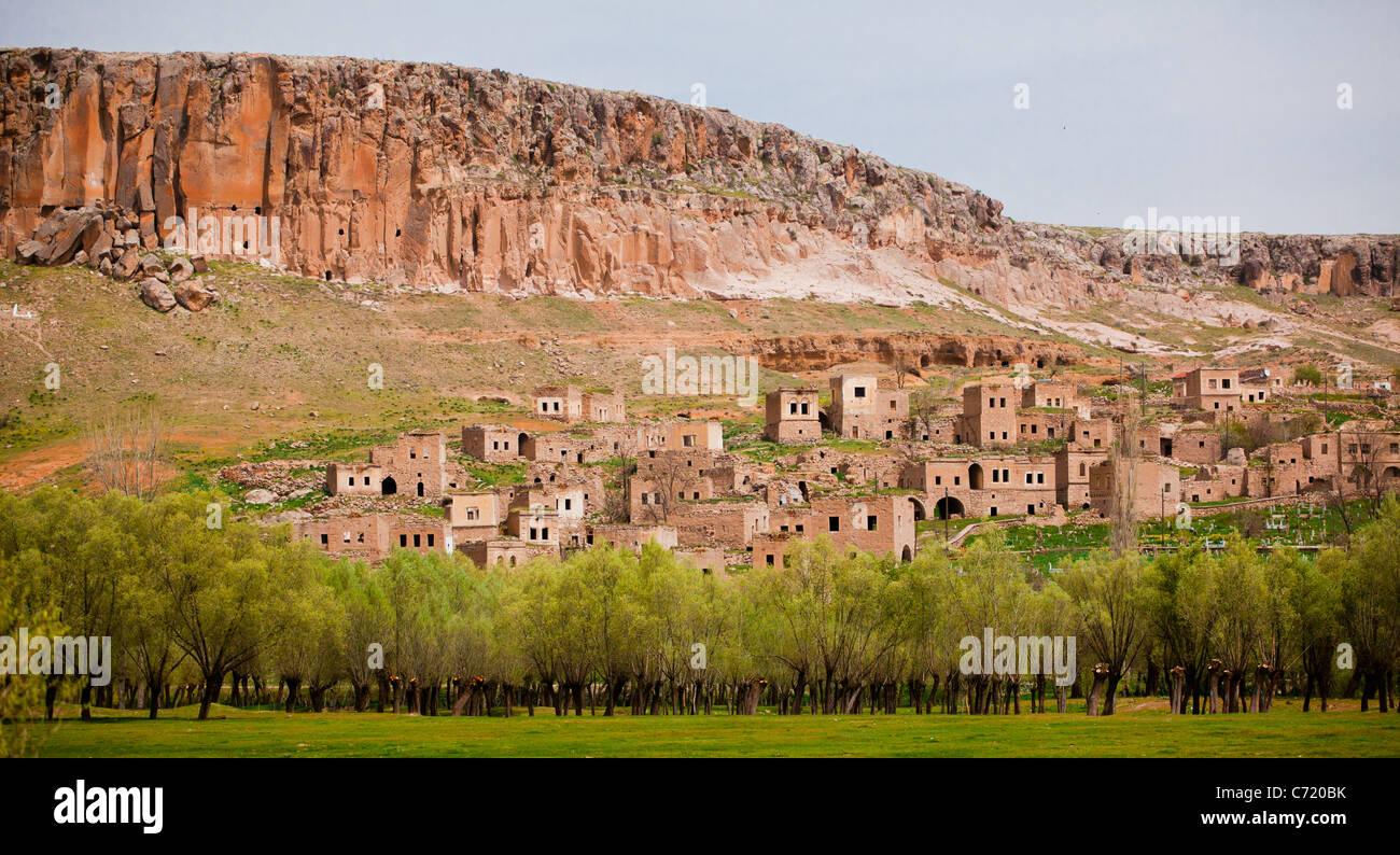 Paesaggio di primavera del villaggio abbandonato di Kizilkaya, in Turchia. Foto Stock