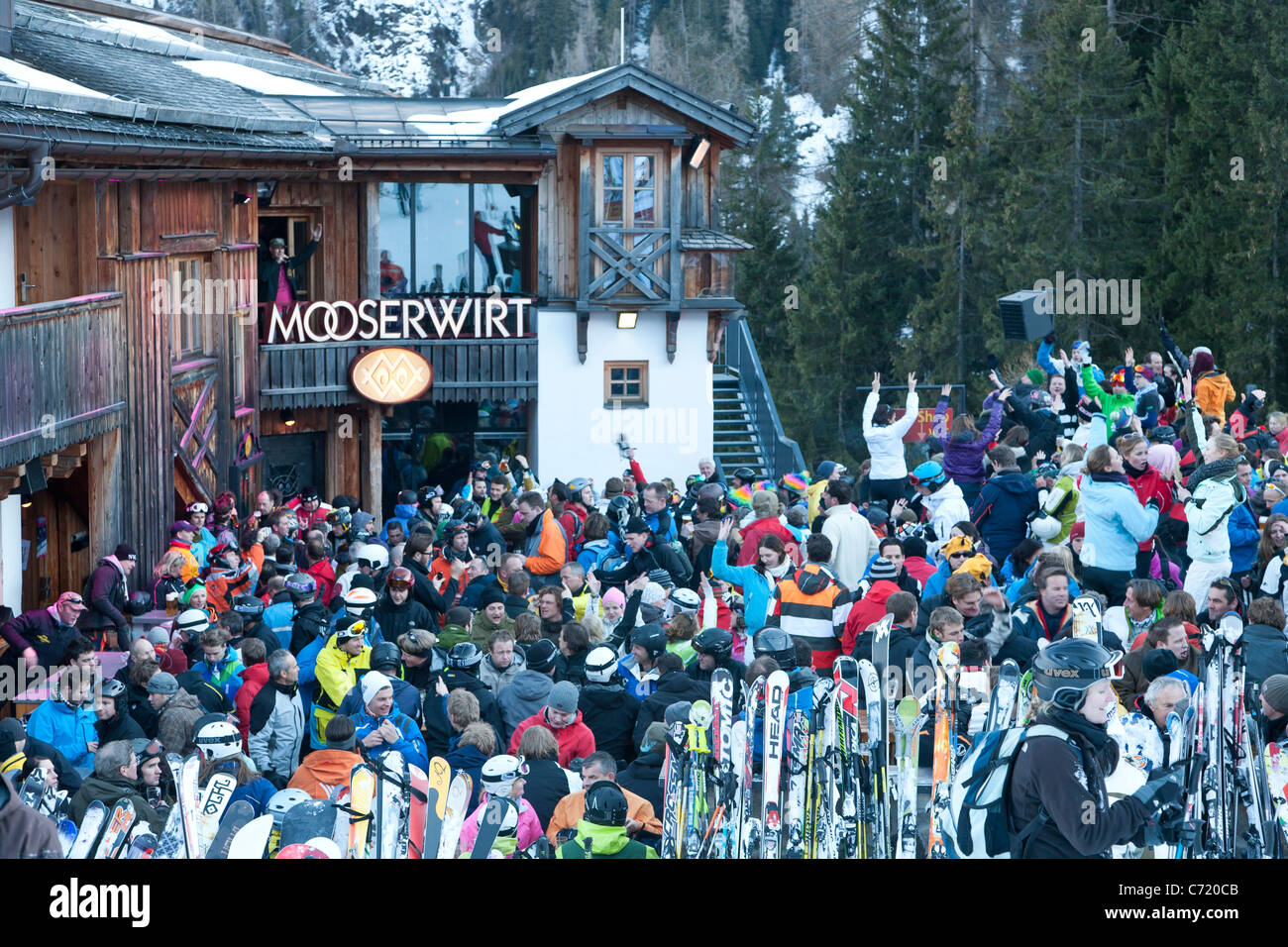 Gli sciatori, MOOSERWIRT rifugio sciistico, ST. ANTON AM ARLBERG, Tirolo, Austria Foto Stock