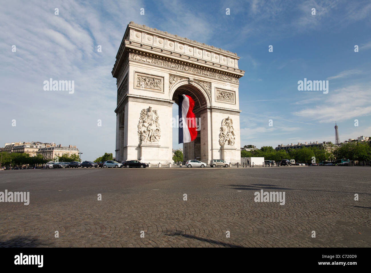 Francia, Parigi, Etoile, bandiera francese sotto Arc de Triomphe costruito da Napoleone Foto Stock