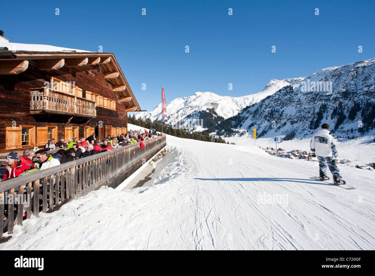 SNOWBOARDER, RUD-ALPE rifugio sciistico, Lech am Arlberg, Vorarlberg, Austria Foto Stock
