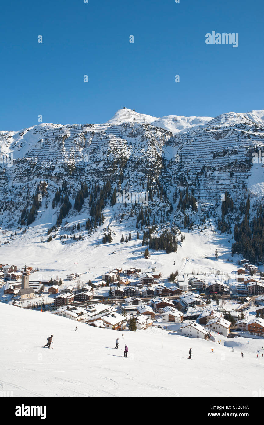 Gli sciatori e gli snowboarder, tracciato di sci, Lech am Arlberg, Vorarlberg, Austria Foto Stock