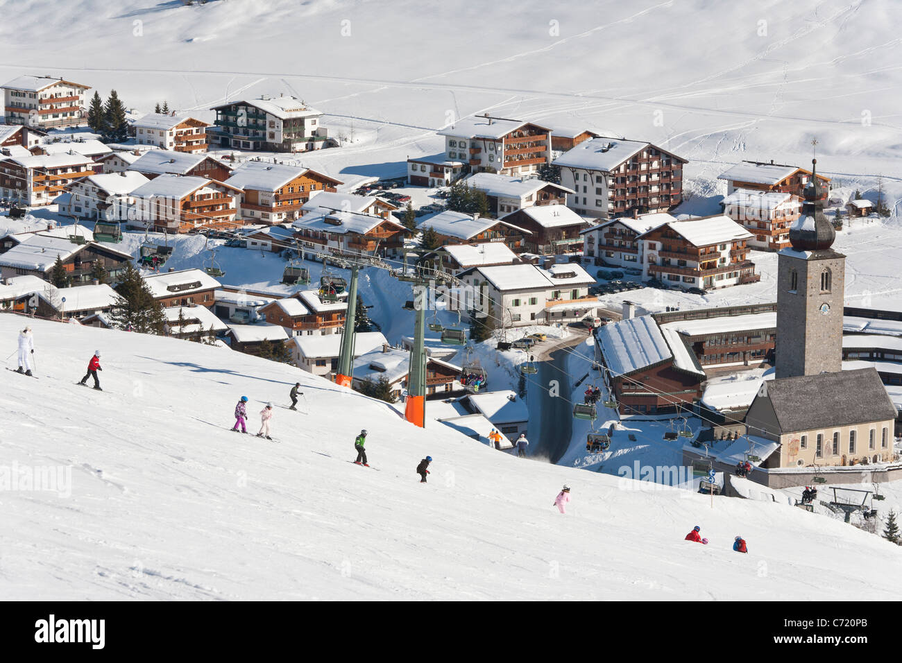 Lezione di sci, corsi per bambini, sciatori, tracciato di sci, Lech am Arlberg, Vorarlberg, Austria Foto Stock