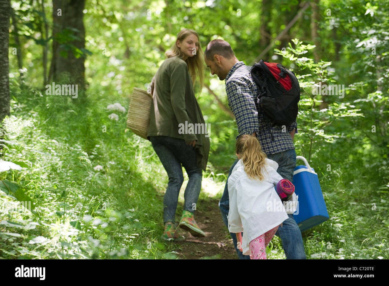 Famiglia escursioni nei boschi Foto Stock