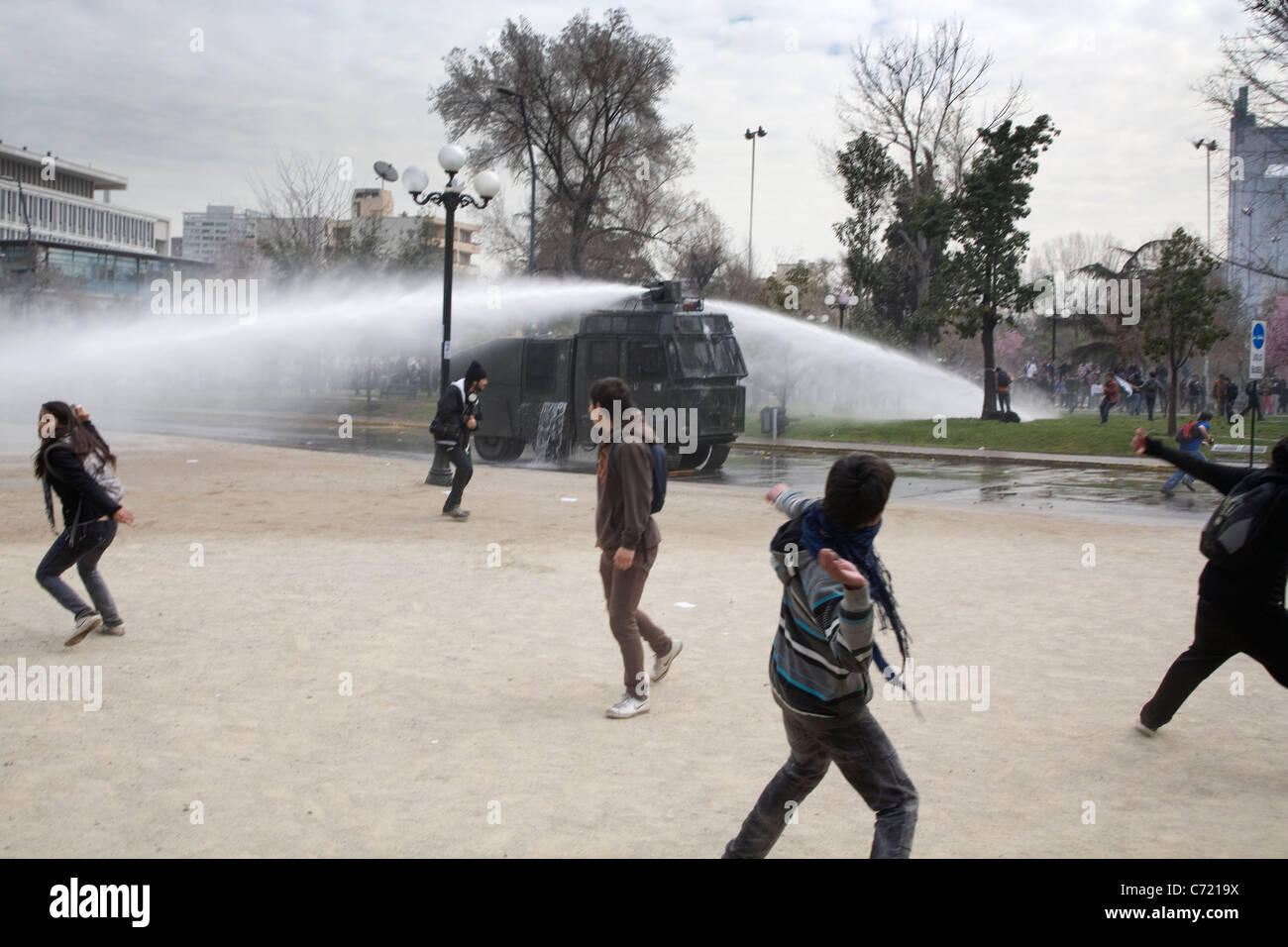 Cannone ad acqua in azione durante una protesta studentesca in Santiago de Cile Foto Stock