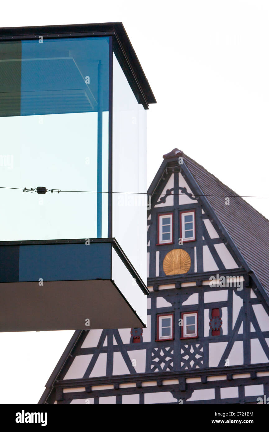 Cubo di vetro, OLD SMITHY DAL 1676, CITTÀ VECCHIA, NURTINGEN, NUERTINGEN, Svevo, BADEN-WUERTTEMBERG, Germania, Europa Foto Stock