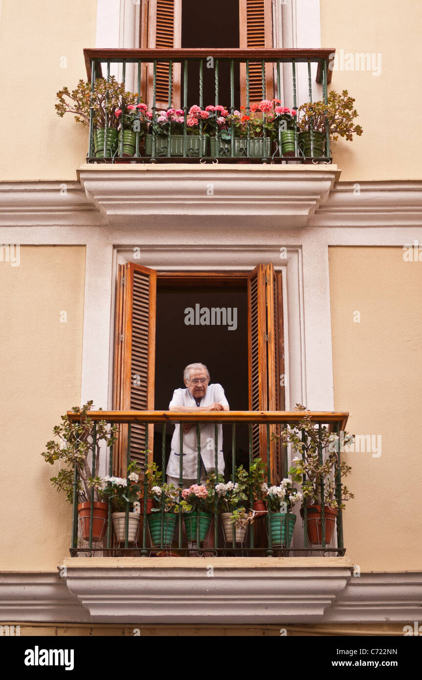 Uomo locale sul balcone città vecchia Cadiz Spagna Foto Stock