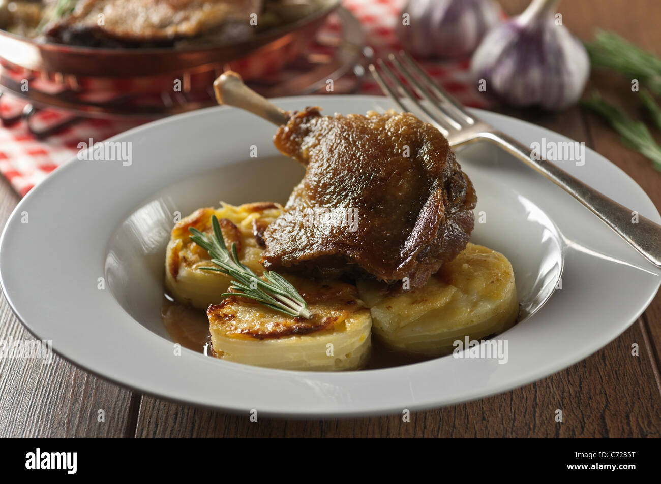 Confit di anatra con patate dauphinoise Foto Stock