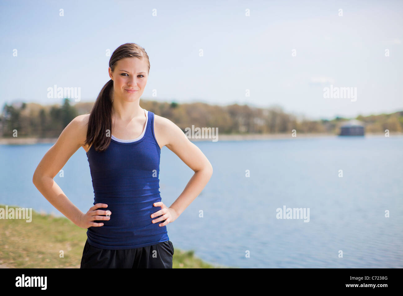 Giovane donna in abbigliamento atletico all'aperto a Boston, Massachusetts (profondità di campo). Foto Stock