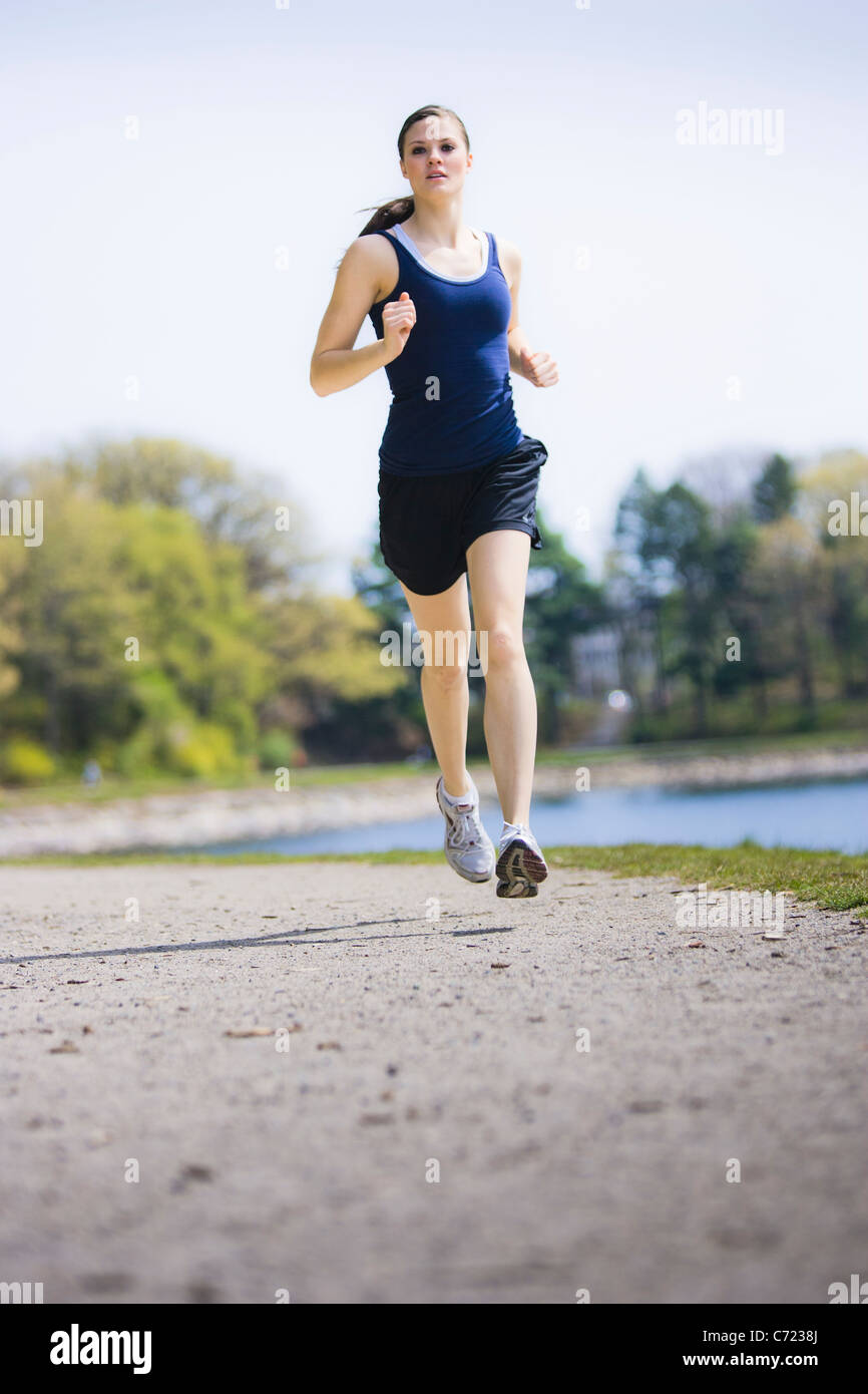 Giovane donna jogging all'aperto a Boston, Massachusetts (profondità di campo). Foto Stock