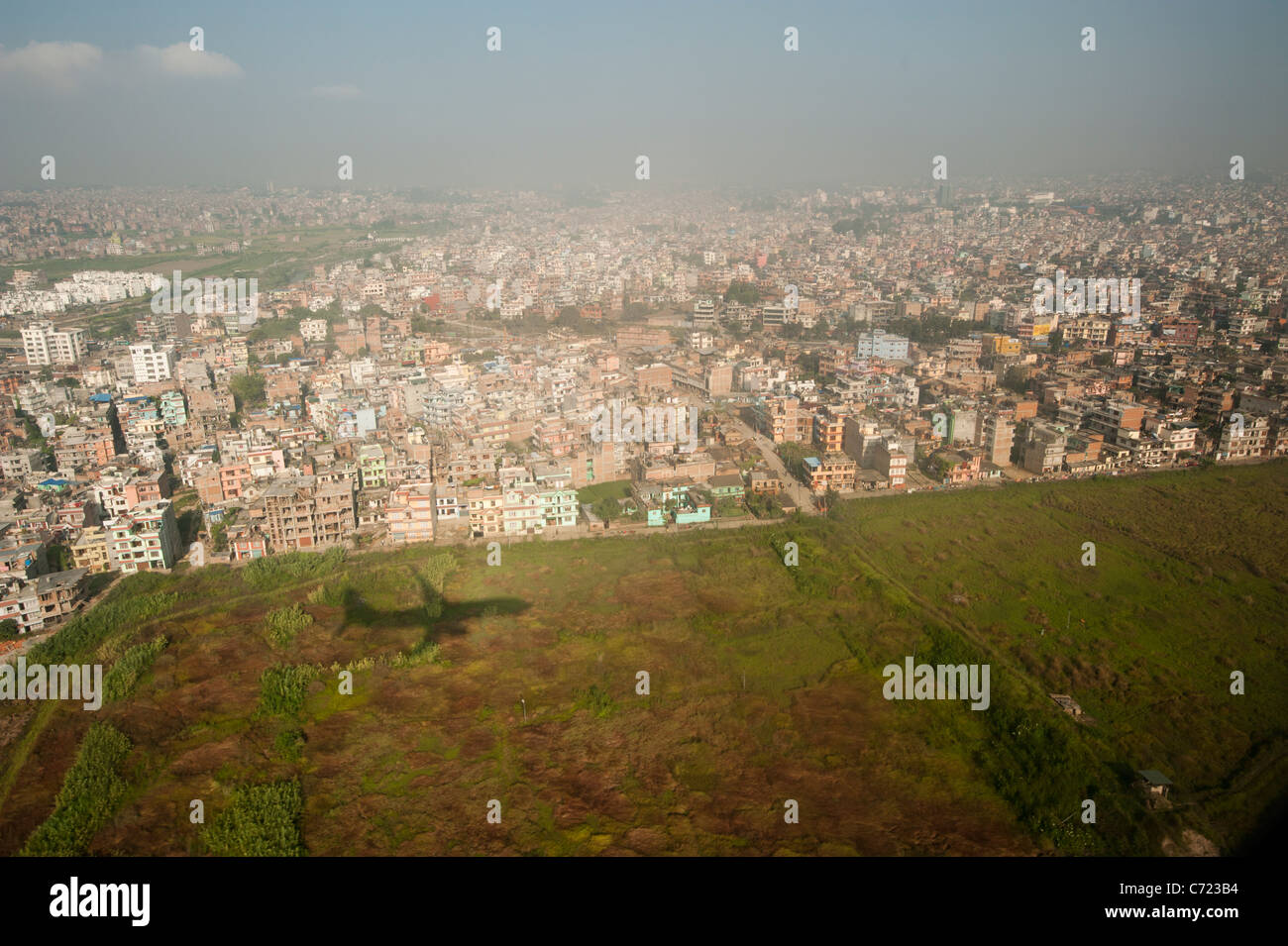 Un aereo si avvicina alla pista; fornendo una vista di Kathmandu interiore dell'infrastruttura della città. Foto Stock