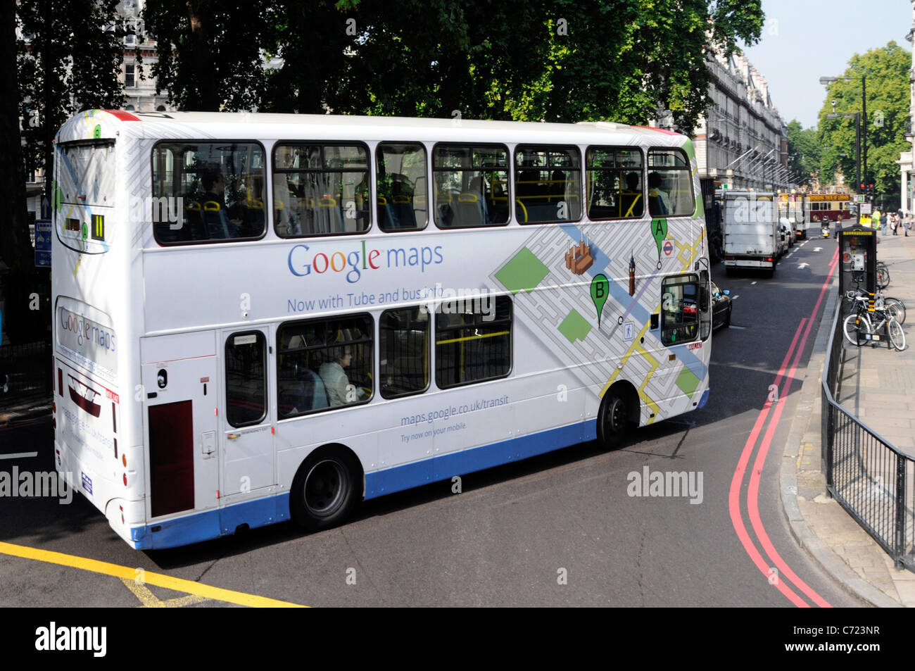 La pubblicità di Google sul lato del numero 11 double decker bus di Londra entrando Grosvenor Gardens street scene Google pubblicità Google Maps products UK Foto Stock