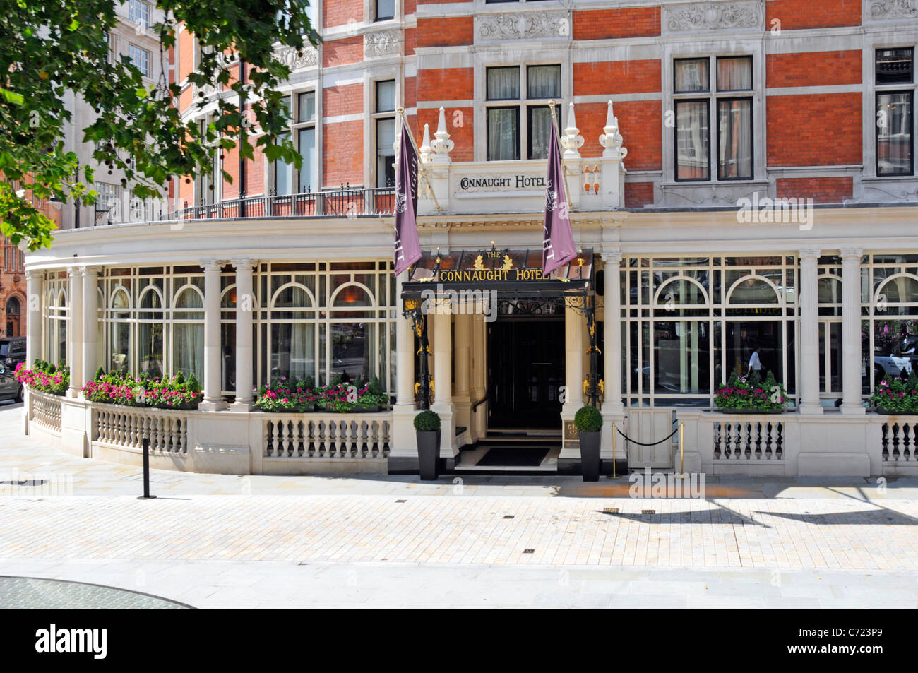 Il lussuoso hotel vittoriano Connaught, con ingresso frontale e facciata, Mayfair London England UK Foto Stock