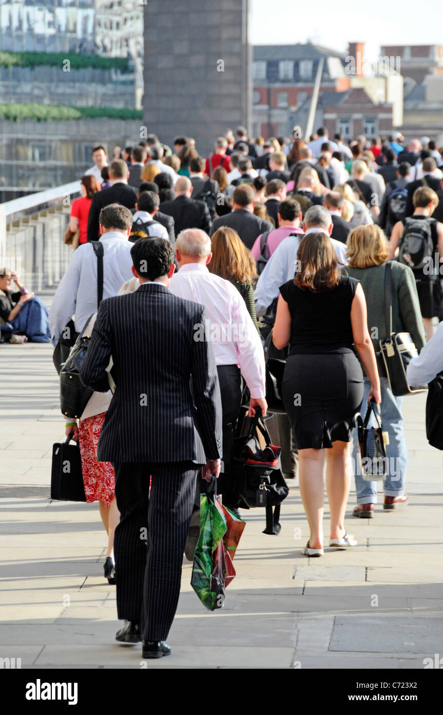 Persone pendolari London Bridge spalle dell uomo in tuta & le donne lavorano in ufficio a piedi per la stazione di London Bridge Street scene sera Rush Hour England Regno Unito Foto Stock