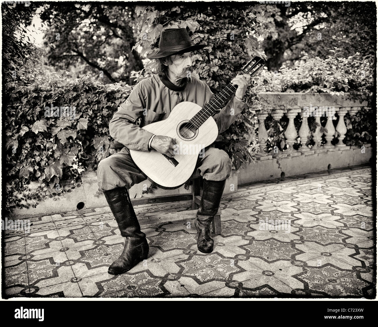 Gaucho di cantare e suonare la chitarra, San Antonio de Areco, Provincia di Buenos Aires, Argentina Foto Stock