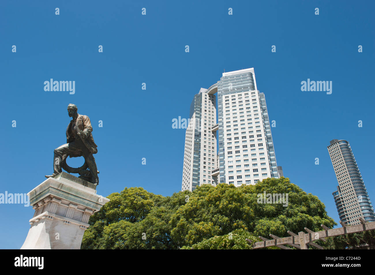 Monumento a Luis Viale lungo la Costanera Sur river walk, Buenos Aires, Argentina Foto Stock