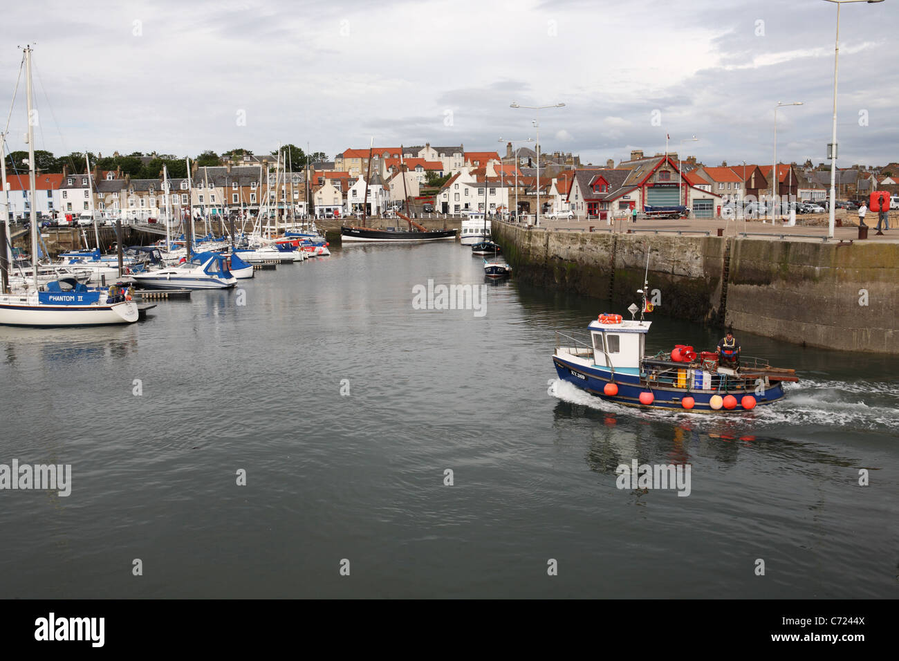 Barca da pesca KY269 Ayeganty entrando Anstruther Harbour, East Fife, Scozia, Regno Unito Foto Stock