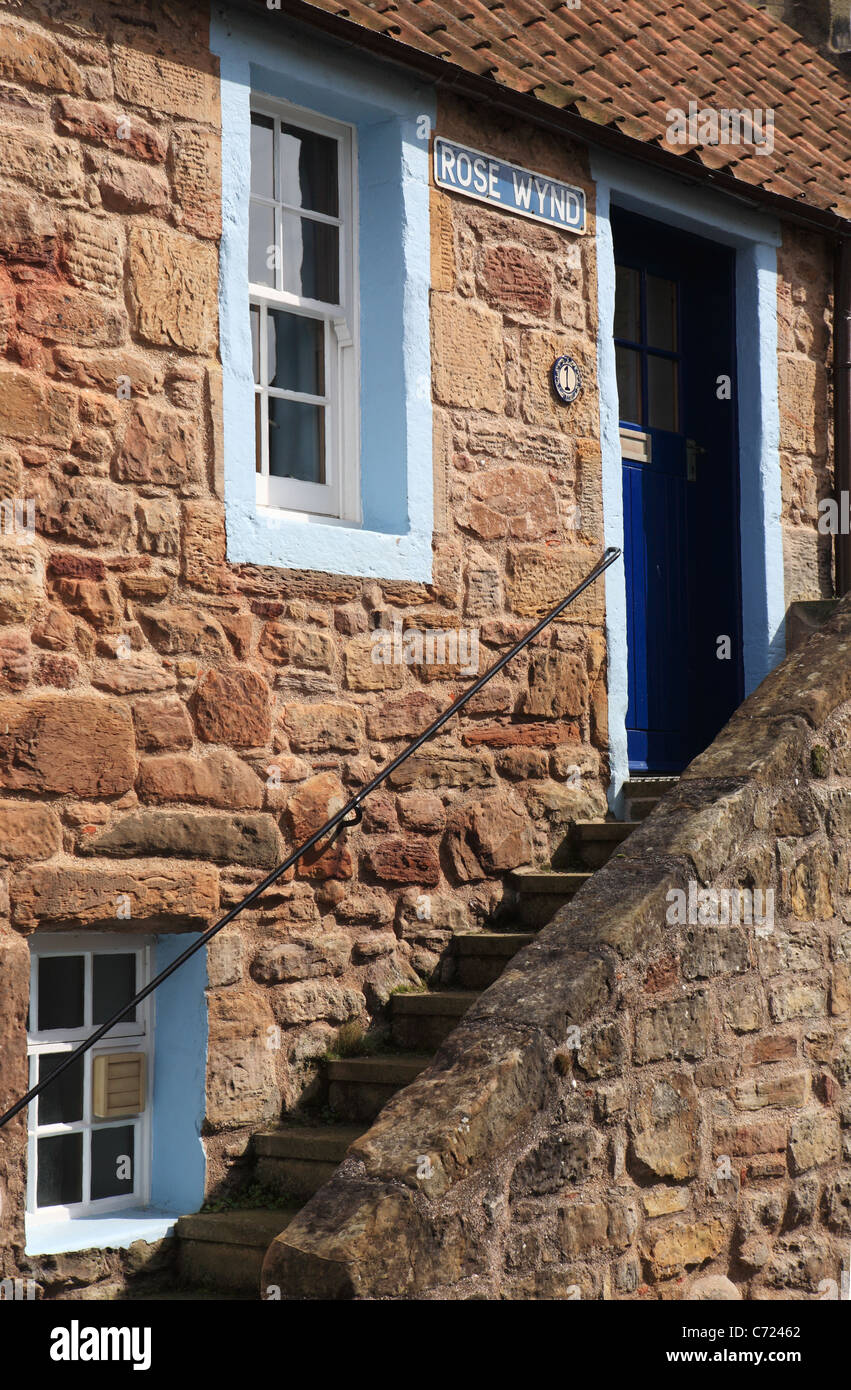 Le fasi fino al cottage in pietra n. 1 Rose Wynd, Crail, East Fife, Scozia, Regno Unito Foto Stock
