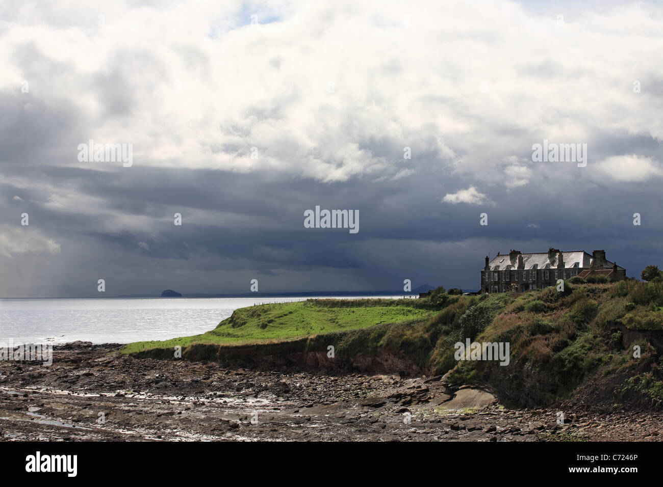 Cielo tempestoso con telecomando fila di case Crail, Est costa di Fife, Scozia, Regno Unito Foto Stock