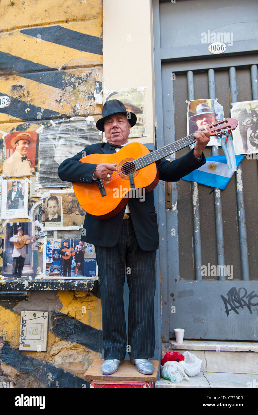 Il cantante di tango, Plaza Dorrego, San Telmo, Buenos Aires, Argentina Foto Stock
