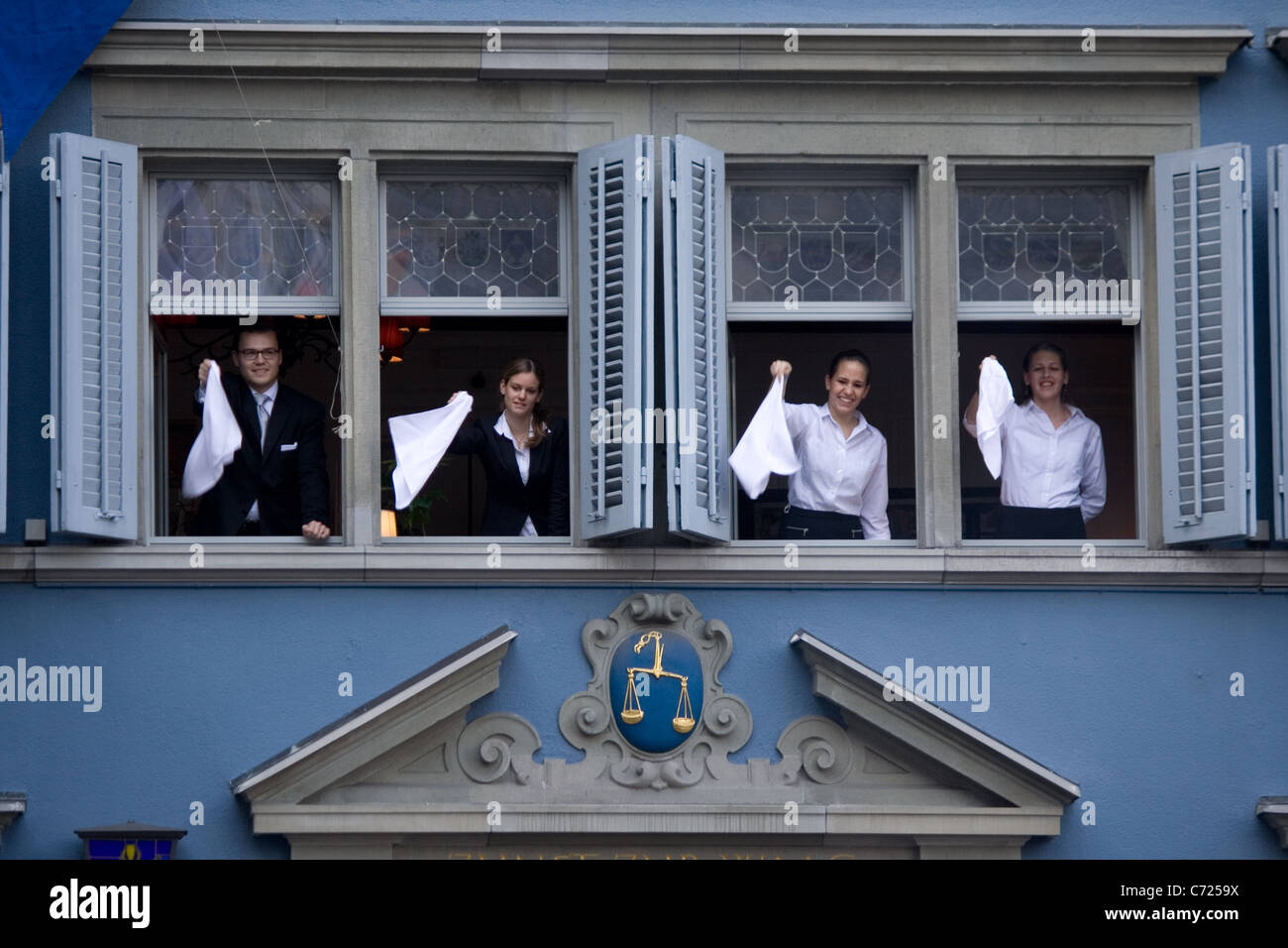 Membri della corporazione tessile onde ai partecipanti della parata annuale delle corporazioni Foto Stock