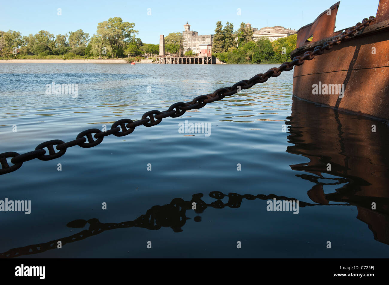 Anker riflettente della catena in acqua, Gualeguaychu, Entre Rios Provincia, Argentina Foto Stock